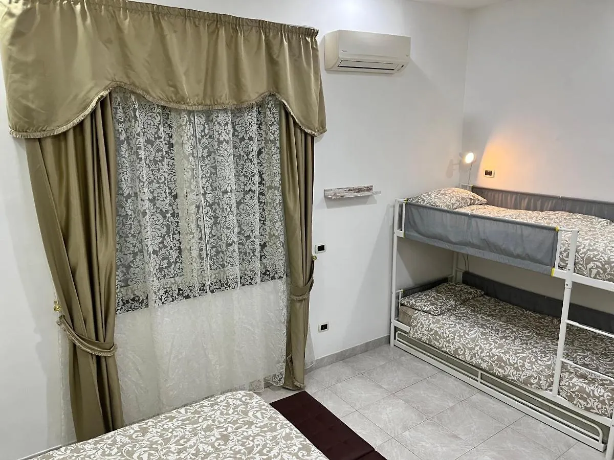 Bed and Breakfast Regy Nápoles 0*,  Italia